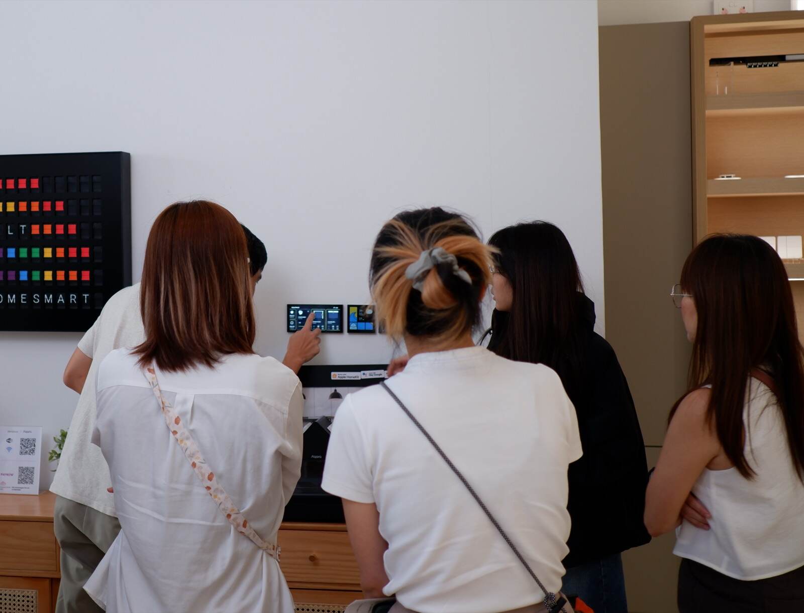 Customers receiving Aqara smart home advice at the Singapore Experience Centre